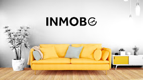Un sofa en una sala con el logo de inmobo